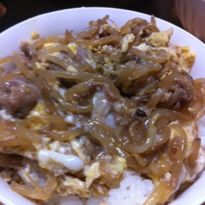 簡単すぎる！豚肉ともやしのすき焼き風卵とじ丼♪